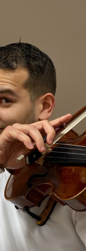 Marek Juran demonstrating violin technique